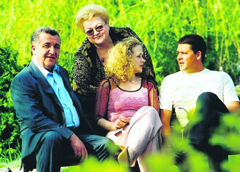 Георгій Миколайович Кірпа в колі родини. 2003 р