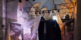 Сцена в закинутому костелі Матері Божої селі Демня