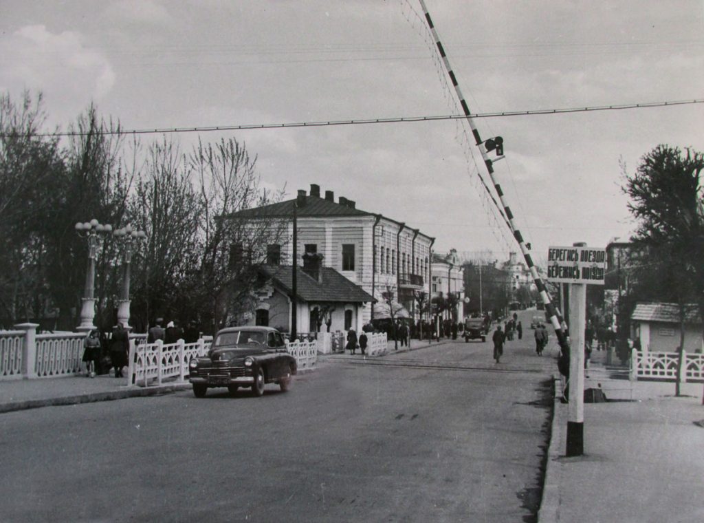 Рівне до шляхопроводу через Устю. За будинком зліва(якого вже також немає) проглядається кінотеатр “Партизан”