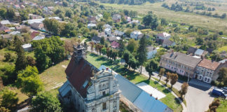 Храм Різдва Богородиці XVII століття у місті Комарно