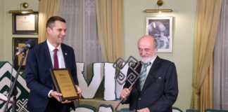 Головний редактор видавництва ʺДух і Літераʺ Леонід Фінберг тримує Премію імені Станіслава Вінценза ʺЗа гуманістичне служіння та внесок у розвиток регіонівʺ 2020 року