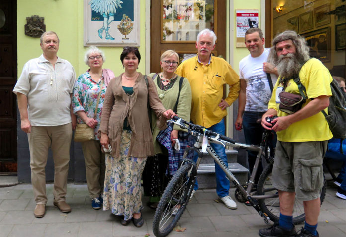 Відкриття виставки львівського художника Ігоря Колісника під назвою "Орнамент буття" Відкриття виставки львівського художника Ігоря Колісника під назвою "Орнамент буття"