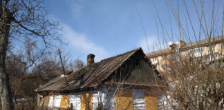 Диво-хата на вулиці Шевченка, якої вже там немає. Фото 2012 року