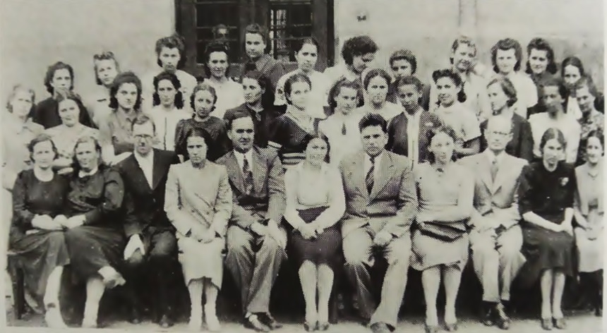 Абсольвентки середньої школи ч. 4 при вул. Длугоша 17 а, 1940 р. Учителі сидять в першому ряді. Зліва: п.Павленкова (дружина директора)Ю Н.Куделя, О. Монцібович, Н.Н., В.Жук, І.Гузар-Монцібович, директор гімназії - Павленко, Д.Вергановська, Е.Козак, А.Струтинська, Н.Жук (дружина В.Жука). Стоять зліва, перший ряд: В.Гурт, Н.Н., М,Климків, М.Тиховська, С.Левицька, І.Добрянська, Н.Глинянська, Р.Ковальчук, О.Бариляк, В.Сенів, М.Турянська, О.Стефанівська, І.Стефанівська, Х. Назаревич. Другий ряд: Н.Креденсер, Д.Рудницька, Л.Юзичинська, М.Романчукевич, В.ПАвлюк, С.Галан, Л.Комар, М.Лопатинська, С.Пришляк, М.Танчак, І.Давидович, А.Гавенко (Пропам’ятна книга гімназії Сестер Василіянок у Львові. – Нью-Йорк; Париж; Сидней; Торонто, 1980.)