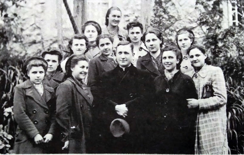 Група учениць на годині релігії з катехитом о. Іваном Жданом в травні 1940 р. ((Пропам’ятна книга гімназії Сестер Василіянок у Львові. – Нью-Йорк; Париж; Сидней; Торонто, 1980.)