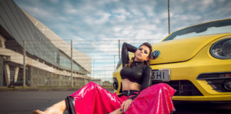 Співачка OPIYA