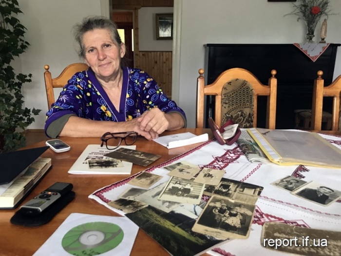 Ганна Марійчин із сімейними реліквіями Фото із Івано-Франківського порталу новин "Репортер"
