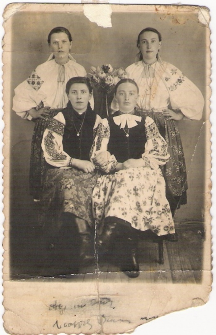 Марія із сестрами (Сидить зліва) Документи із сімейного архіву Ганни Марійчин, надані онуком Андрієм