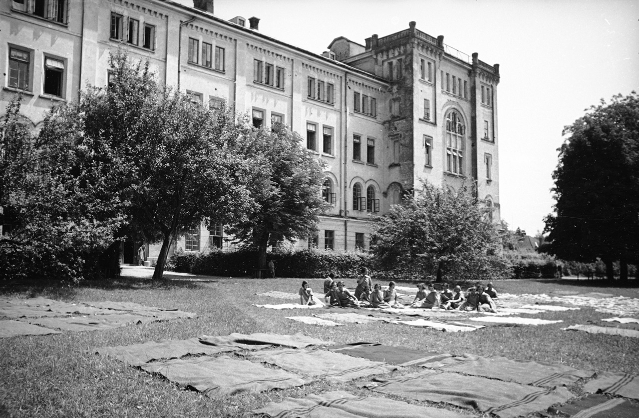 Сиротинець в Дроговижі. Фотограф Генрик Поддембський, 1930-ті рр.