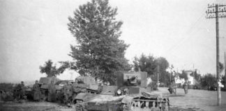 Рівне. Німці біля понищених радянських танків приблизно там, де нині поворот на вул. Крушельницької з вул. Київської. Між деревами проглядається парашутна вежа на теперішній території парку ім. Шевченка, червень 1941