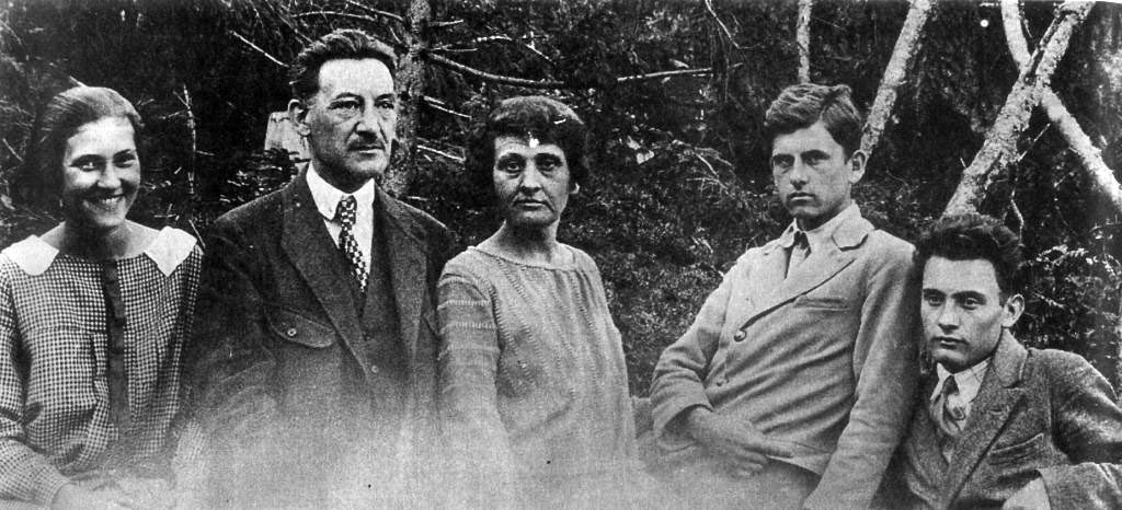 Родина Старосольських в Підлютому, 1926 р. Зліва направо: Уляна, Володимир, Дарія, Ігор, Юрій. Опубліковано у: Записки НТШ. Т. 210: Володимир Старосольський 1878–1942. Нью-Йорк – Париж – Сидней – Торонто, 1991. С. 108