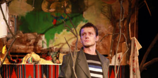 Сцена з вистави «Буна». Світлив Тарас Валько