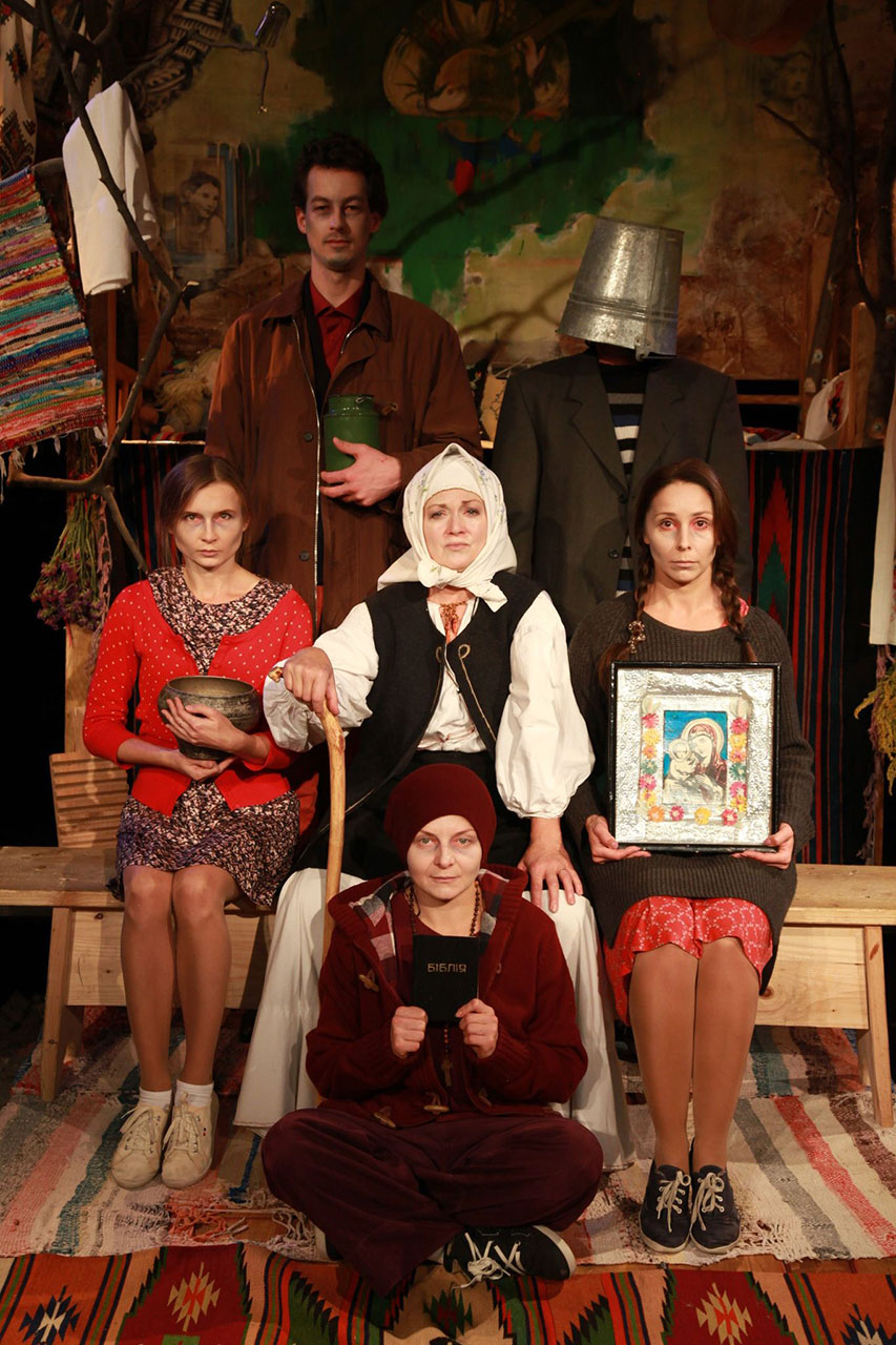 Сцена з вистави «Буна». Світлив Тарас Валько