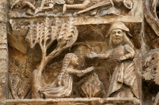 Горельєф на готичному порталі (XIV-XV ст.) катедрального собору в Альтамурі (Італія). Джерело: gohistoric.com