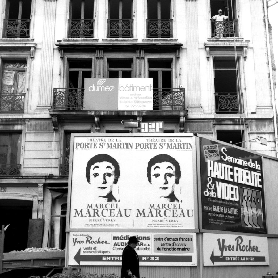 Афіша у Парижі. Фото з https://www.wikiwand.com/