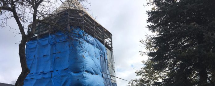 На Львівщині реставрують дерев’яну дзвіницю XVII століття. Фото Суспільне Львів