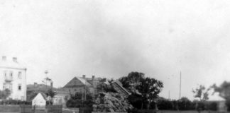 Рівне. Сквер у 1940 році з щойно встановленим монументом комдиву Богомолову