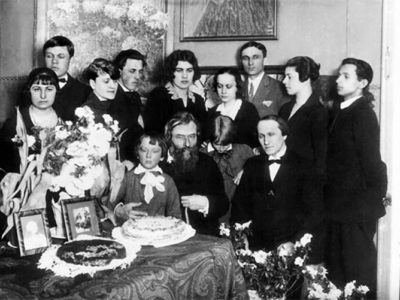 Святкування теплого Олекси. Сидять (зліва направо): О. Новаківський зі синами Жданом і Ярославом, скрипаль О. Москвичів. Стоять (зліва направо): невідома, В. Гриценко, невідома, М. Мороз, М. Карп'юк, О. Плешкан, невідомий, С. Ґебус, С. Луцик. Фото 1928 р.;