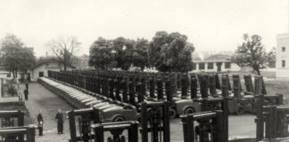 Автонавантажувачі біля заводоуправління, 1951 рік