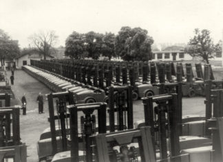 Автонавантажувачі біля заводоуправління, 1951 рік