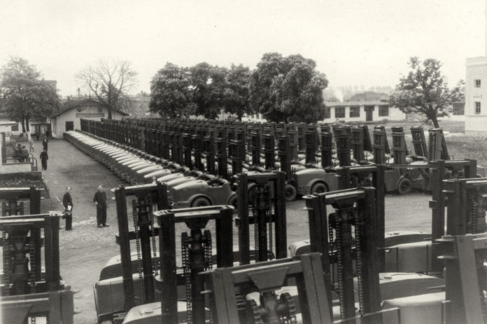 Автонавантажувачі біля заводоуправління, 1951 рік