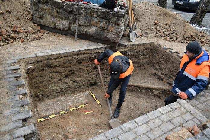 Дослідження на площі Коліївщини у Львові. Фото РАС Дослідження на площі Коліївщини у Львові. Фото РАС