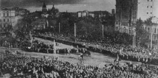 Під час проголошення Акту Злуки українських земель на Софійській площі в Києві. 22 січня 1919 року. Фото зроблено з дзвіниці Софійського собору, на горизонті видно ще не зруйнований більшовиками Михайлівський Золотоверхий собор