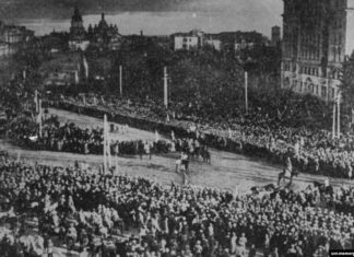 Під час проголошення Акту Злуки українських земель на Софійській площі в Києві. 22 січня 1919 року. Фото зроблено з дзвіниці Софійського собору, на горизонті видно ще не зруйнований більшовиками Михайлівський Золотоверхий собор