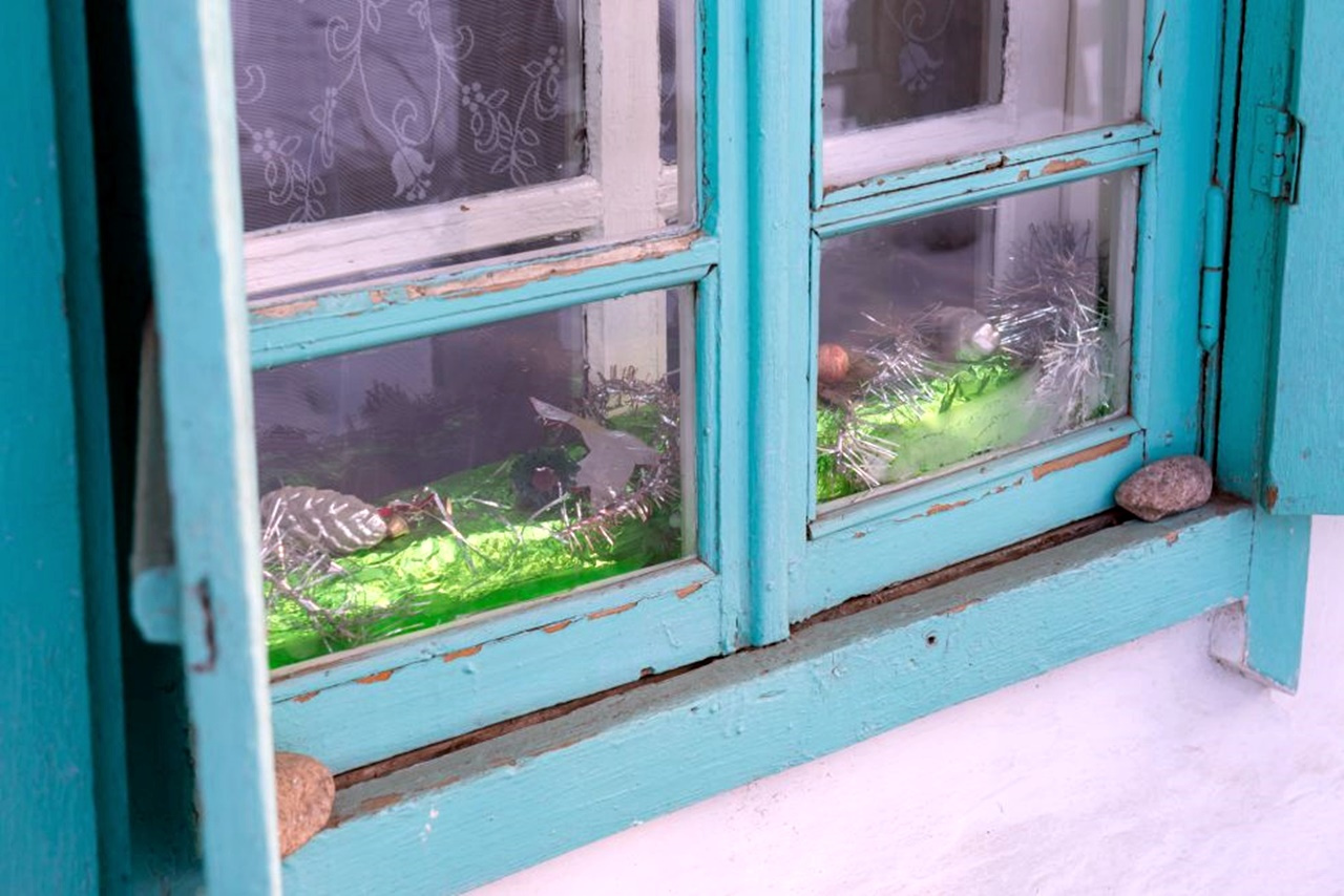 Подекуди й донині так зимові вікна утеплюють і прикрашають