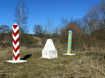 Обеліски біля Сянок (1946 р. зі збірки B. Kochanowicza), Журавину (джерело: twojebieszczady) і Коросно (автор W. Grodzki)