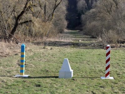 Обеліски біля Сянок (1946 р. зі збірки B. Kochanowicza), Журавину (джерело: twojebieszczady) і Коросно (автор W. Grodzki)