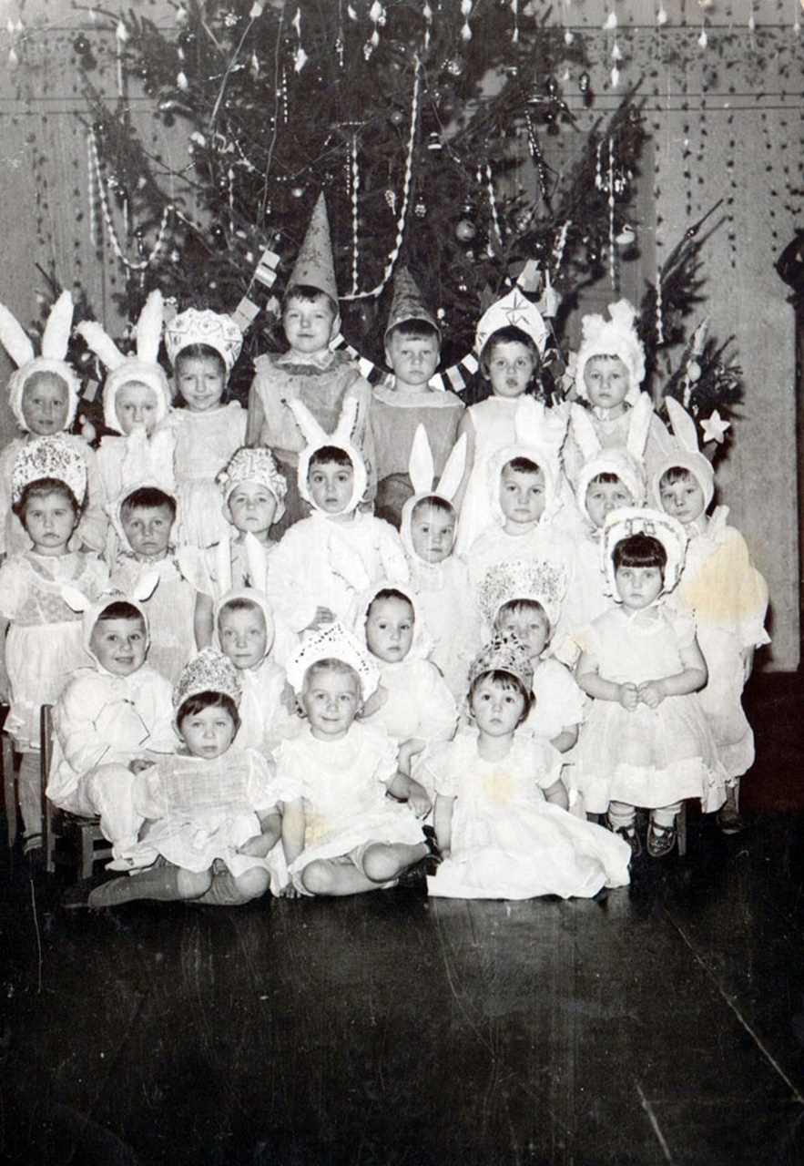 Новорічне свято для дітей медичних працівників м. Острога, 1962 рік. Фото з //https:ostrohcastle.com.ua/sviato-novorichnoyi-igrashky/