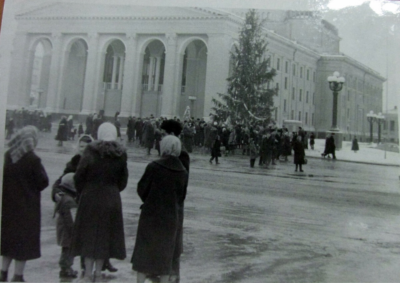 Головна ялинка Рівного біля театру, 1963 рік. Фото з фондів РОКМ
