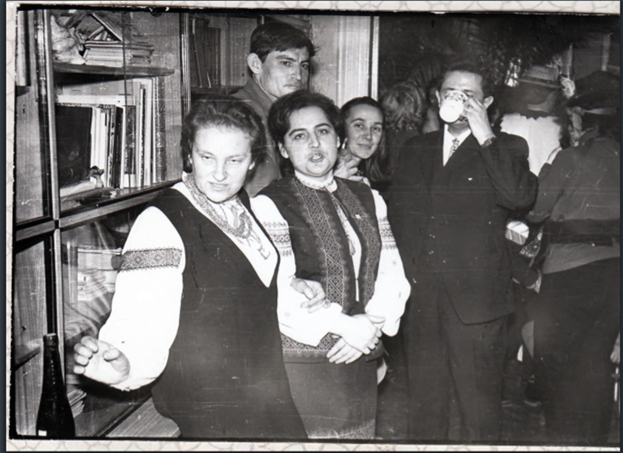 Репетиція Різдвяної коляди. Сфотографовані, зліва направо: Любомира Попадюк, невідома, Василь Стус, Олена Антонів, Михайло Горинь / Фото з електронного архіву Українського визвольного руху