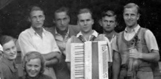 Ірена Яросевич серед учасників «Ябцьо-Джазу» (перша ліворуч)