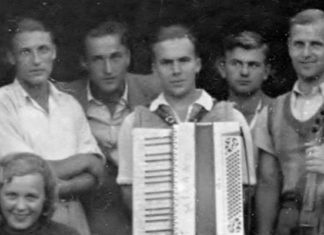 Ірена Яросевич серед учасників «Ябцьо-Джазу» (перша ліворуч)