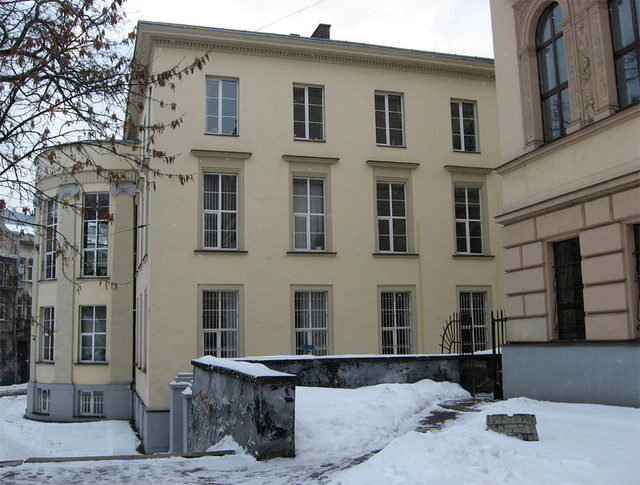 10 корпус Політехніки з цікавим напівкруглим фасадом