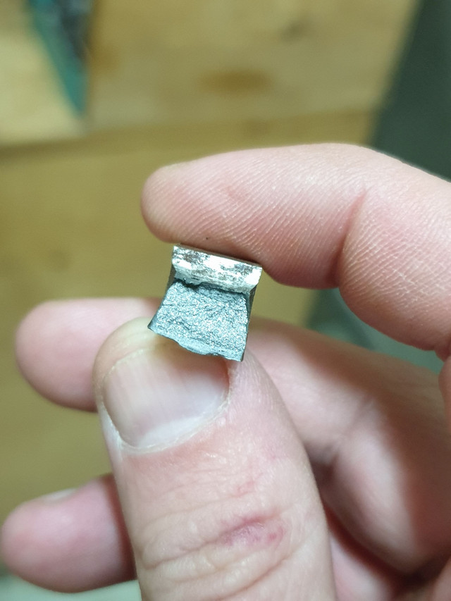 Зламаний зразок матеріалу