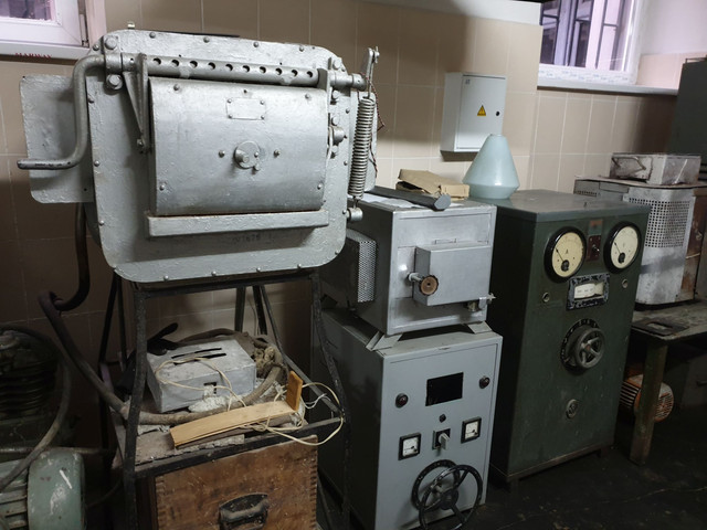 Всі печі електричні. Тому поруч з кожною електрошафа з обладнанням