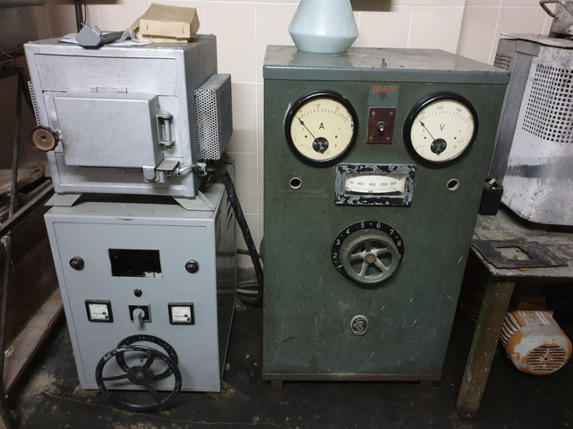 Виглядає як сейф з амперметрами