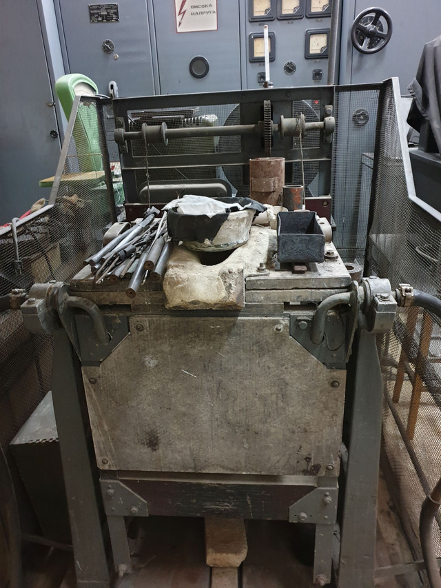 Це крута супер-пупер піч яка може розігріватися до декілька тисяч градусів і плавити будь-яку сталь