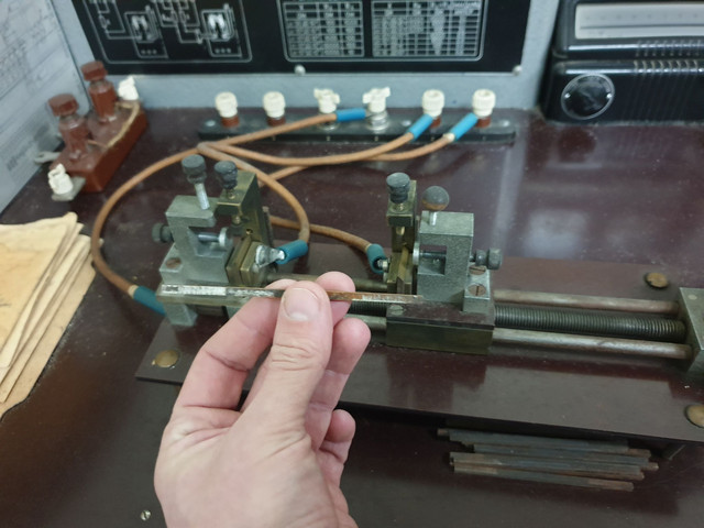 Ним можна виміряти опір такої от деталі. А опір характеризує матеріал з якого вона зроблена