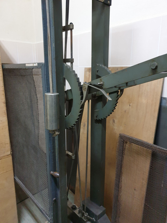 Машина яка б'є по деталі з фіксованою силою