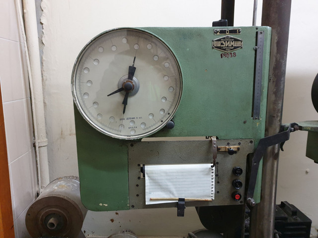 Колись шкали були механічні. Сила та розтяг деталі писалися на папір самописцями.