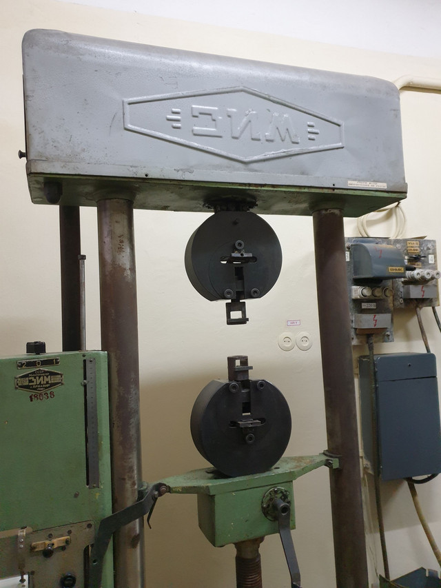 Колись шкали були механічні. Сила та розтяг деталі писалися на папір самописцями.