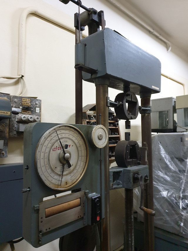 Колись шкали були механічні. Сила та розтяг деталі писалися на папір самописцями.