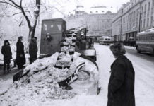 Якою була найхолодніша зима у Львові? Сучасний проспект Свободи прибирають від снігу у Львові в грудні 1960 року. Світлив Юліан Дорош