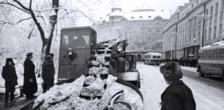 Сучасний проспект Свободи прибирають від снігу у Львові в грудні 1960 року. Світлив Юліан Дорош