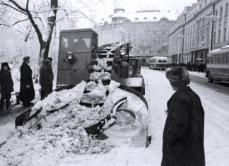 Сучасний проспект Свободи прибирають від снігу у Львові в грудні 1960 року. Світлив Юліан Дорош