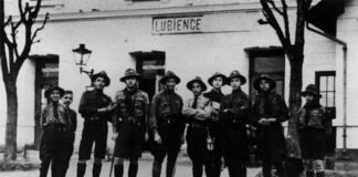 Крайній справа – Степан Бандера серед групи пластунів з 5-го куреня імені князя Я. Осьмомисла у Стрию на залізничній станції Любінці під час прогулянки до скельного монастиря в селі Розгірче, 1925 рік